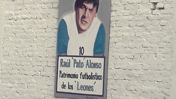 En el club San Martín de Cipolletti, uno de los clubes donde se lució Alonso, lo recuerdan con un emotivo mural.&nbsp;
