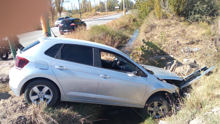 Espectacular choque y milagro: uno de los autos cayó a un canal