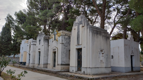 Un vecino alertó sobre la presencia de un hombre que se apoderó de diferentes elementos de los difuntos. | LMCipolletti.com Un vecino alertó sobre la presencia de un hombre que se apoderó de diferentes elementos de los difuntos.