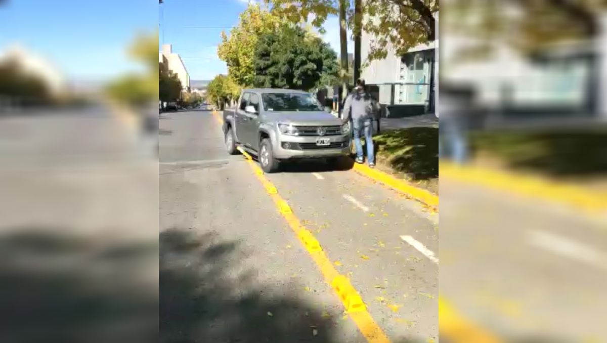 Le reclamó porque rompía la bicisenda y recibió dos piñas