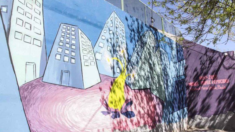 Pintar para no olvidar: el emotivo mural que recuerda el Triple Crimen