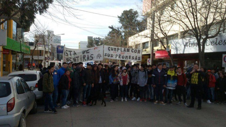 No pudieron entrar al colegio porque cerraron las puertas con candados