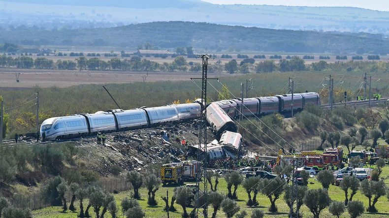 El AVE de Renfe embistió por detrás al Iryo que seguía detenido en Urda tras las fallas del sistema de seguridad (Foto: Headtopics) | LMCipolletti.com El AVE de Renfe embistió por detrás al Iryo que seguía detenido en Urda tras las fallas del sistema de seguridad (Foto: Headtopics)