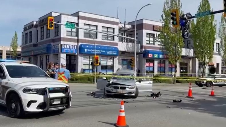 El choque entre la moto y el auto se produjo en la zona de ingreso a un centro comercial de Canadá.