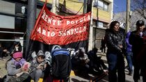 Un grupo de manifestantes del Movimiento Popular Darío Santillán reclamó esta mañana en el Municipio de Cipolletti.