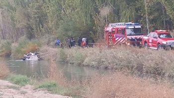 Un policía que pasaba por el lugar advirtió que un auto cayó al canal de riego.