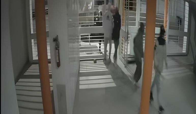 Los ladrones irrumpieron en el complejo de departamentos del barrio San Pablo. Un vecino escuchó cuando forzaban un bicicletero y al ser descubiertos escaparon con una bici. 