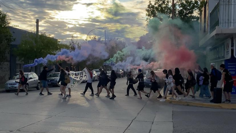 Al igual que en 2025, los alumnos de quinto año festejaron sin inconvenientes en la ciudad. Al igual que en 2025, los alumnos de quinto año festejaron sin inconvenientes en la ciudad.