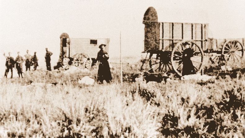 Curas y militares arribando en carretas a la Patagonia.  Fotos gentileza del Museo Paraje Confluencia