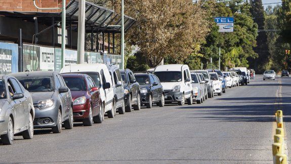 La cola de autos para cargar combustible llega a la Ruta 151