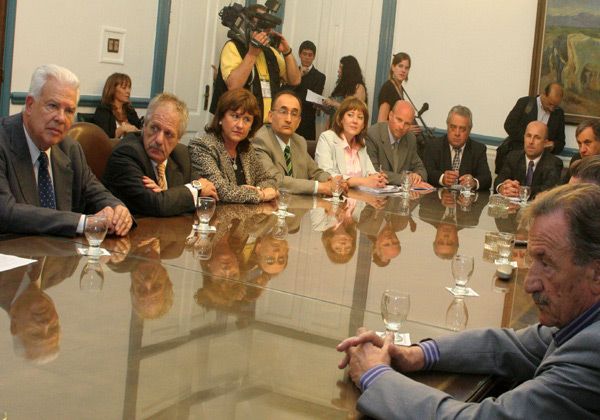 Gobierno y productores analizaron la situación frutícola