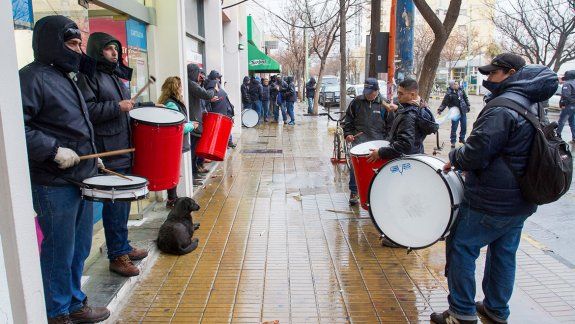 Los municipales volvieron a protestar ayer bajo la lluvia.