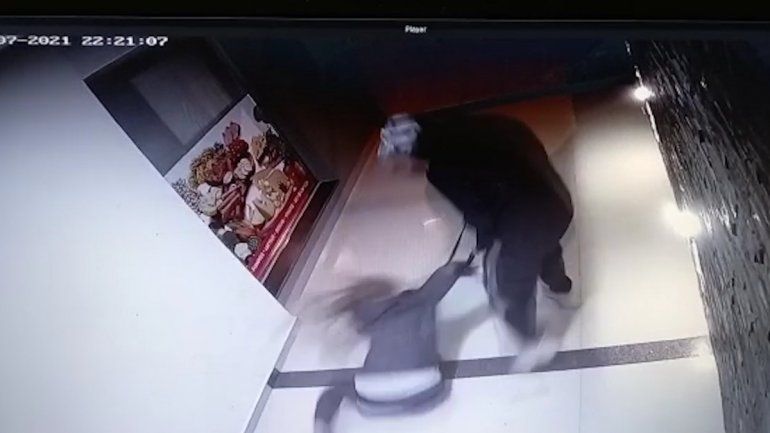 Video: violento robo a una joven en el palier de su edificio