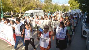 La movilización comenzó minutos después de las 18 horas en el centro de Cipolletti. | LMCipolletti.com La movilización comenzó minutos después de las 18 horas en el centro de Cipolletti.