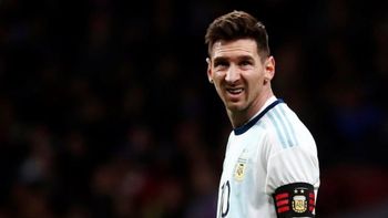 Lionel Messi no quiere saber nada con un sticker.