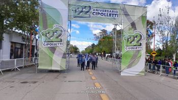 Con una gran presencia de vecinos comenzó el desfile por los 122 años de Cipolletti