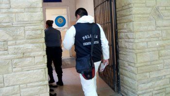 Peritos de la Policía local intervienen en la investigación de lo sucedido.