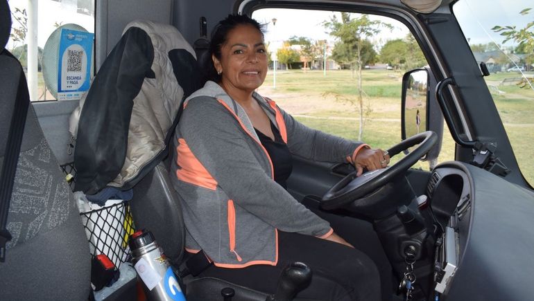 Viviana Rechini es Vivi al Rescate. La vecina cipoleña dejó su trabajo administrativo de más de dos décadas y se hizo camionera. 