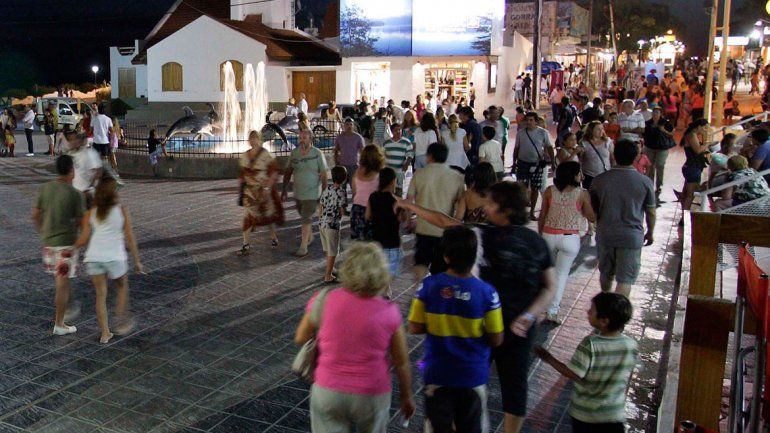 En Las Grutas buscarán captar a turistas con ofertas de alojamiento.