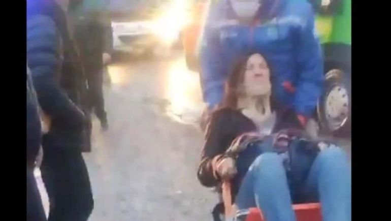 El chofer se tragó un pozo y pasajera del KoKo resultó herida