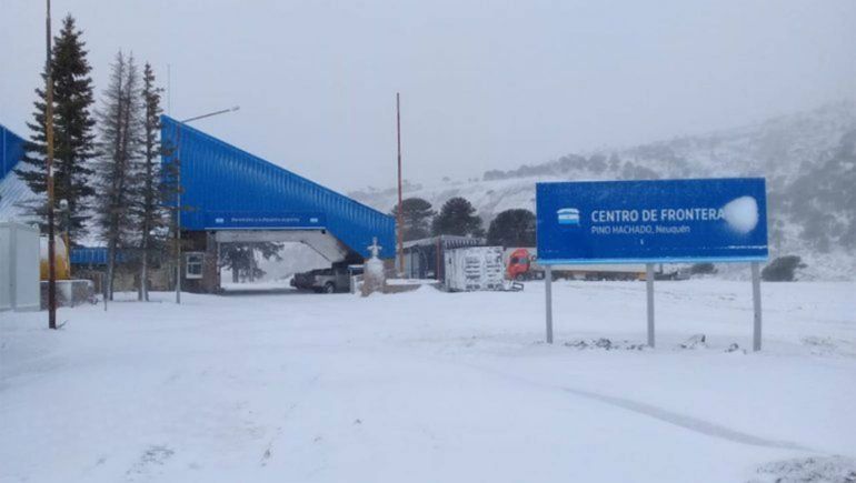 El paso Pino Hachado se encuentra azotado por nevadas.