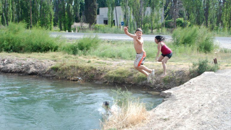 El calor empuja a muchos cipoleños a los canales de riego.