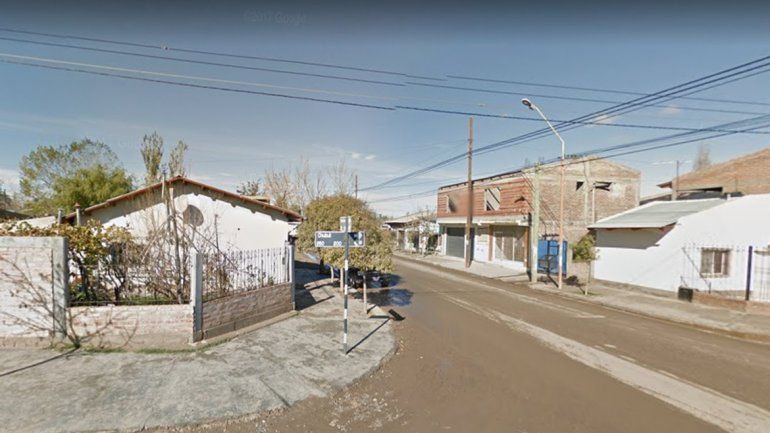 Lo acuchillaron por la espalda pero se negó a entregar a los agresores