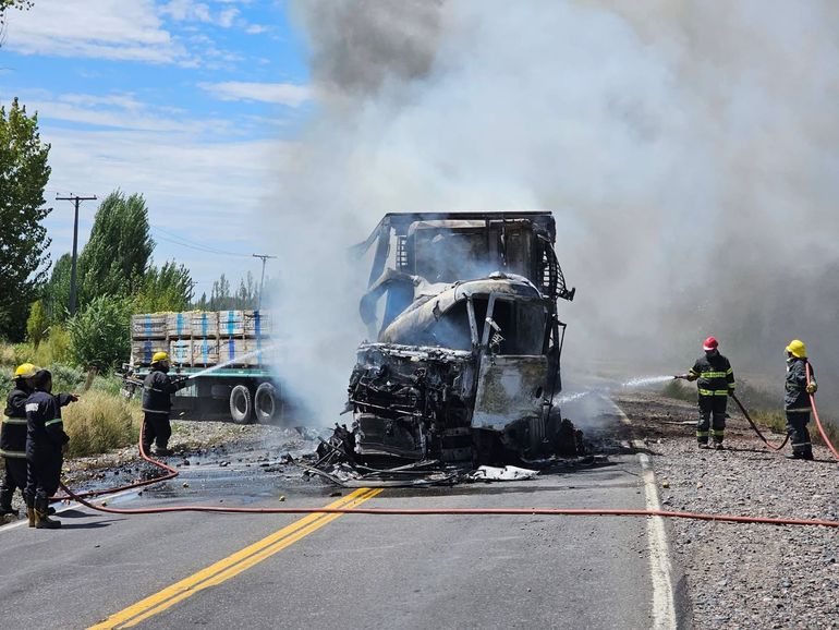 El impacto provocó el incendio de uno de los camiones. 