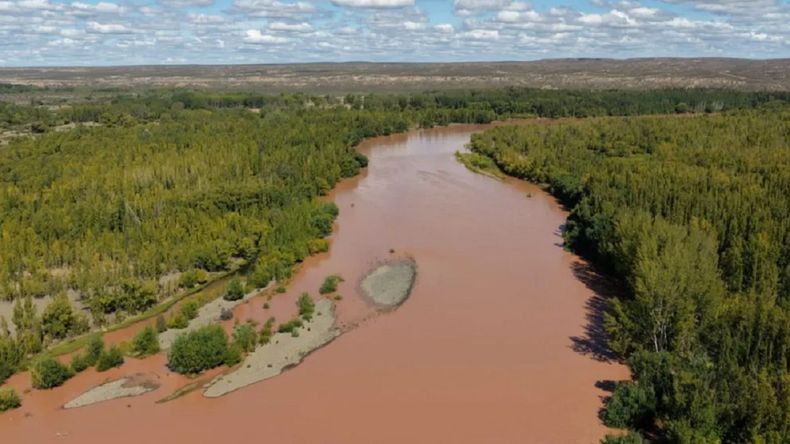 Tras las tormentas de las últimas horas, el agua presenta turbiedad en las tomas del Limay.