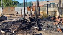 La vivienda de una de los supuestos autores del crimen de Aguirre fue incendiada por vecinos. 