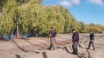 Efectivos policiales trabajaron en la zona del río tras el hallazgo de un cuerpo sin vida.