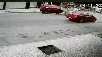 video: choque y vuelco en pleno centro cipoleno video: choque y vuelco en pleno centro cipoleno