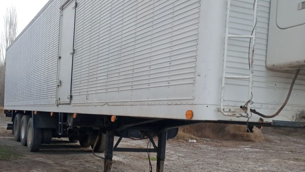 El semirremolque fue recuperado por policías de Barda del Medio. El mecánico dijo que lo contactaron para hacerle arreglos y que lo fue a buscar a Villa Regina.&nbsp;