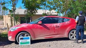 El auto deportivo secuestrado en Las Perlas, en el que habrían trasladado a la fuerza un vecino para que levantara la denuncia. Hay un detenido por secuestro y coacción. | LMCipolletti.com El auto deportivo secuestrado en Las Perlas, en el que habrían trasladado a la fuerza un vecino para que levantara la denuncia. Hay un detenido por secuestro y coacción.