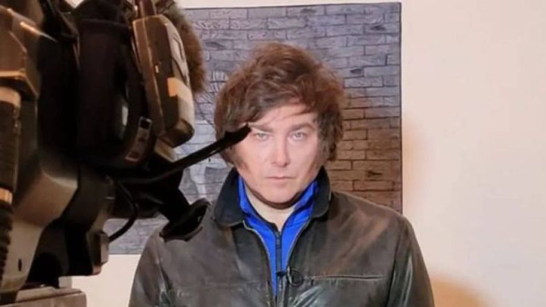 Fin del misterio: revelan por qué Javier Milei usa un buzo azul debajo de su campera de cuero