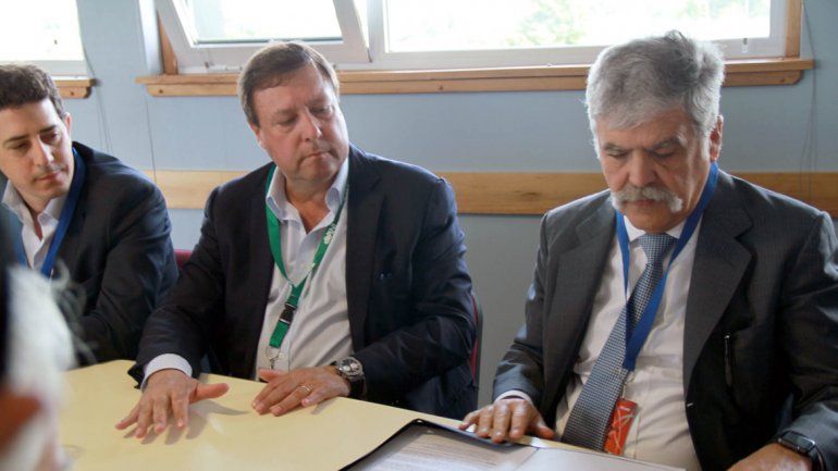 Alberto Weretilneck y Julio De Vido firmaron el acuerdo en Bariloche.