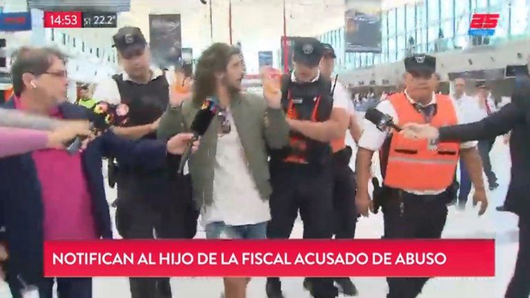 La PSA se llevó en vivo en el aeropuerto al acusado de abusar de una joven