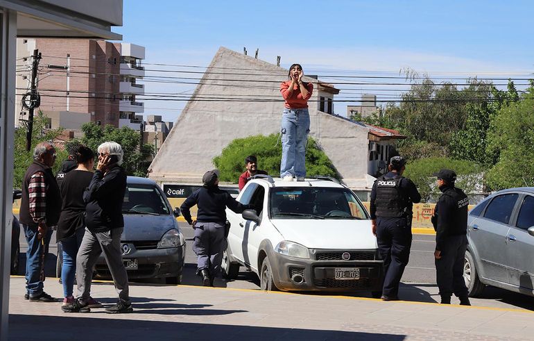 El video viral de una joven que reclama desde el techo de un auto en el Poder Judicial