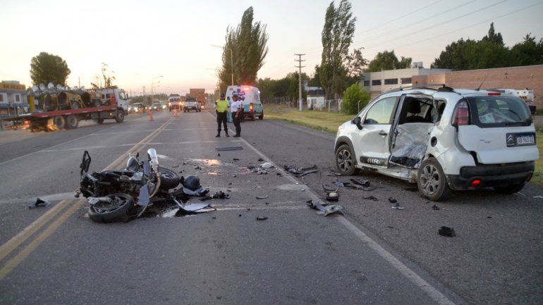 La moto terminó totalmente destruida sobre la Ruta Nacional 22.