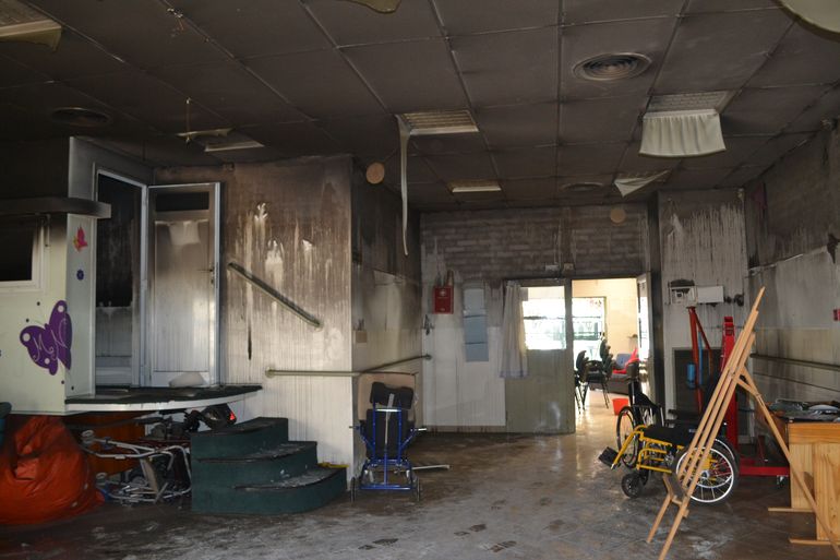 El cielo razo, artefacto electrónicos y mobiliario de la institución se perdieron con el fuego y hollín. 