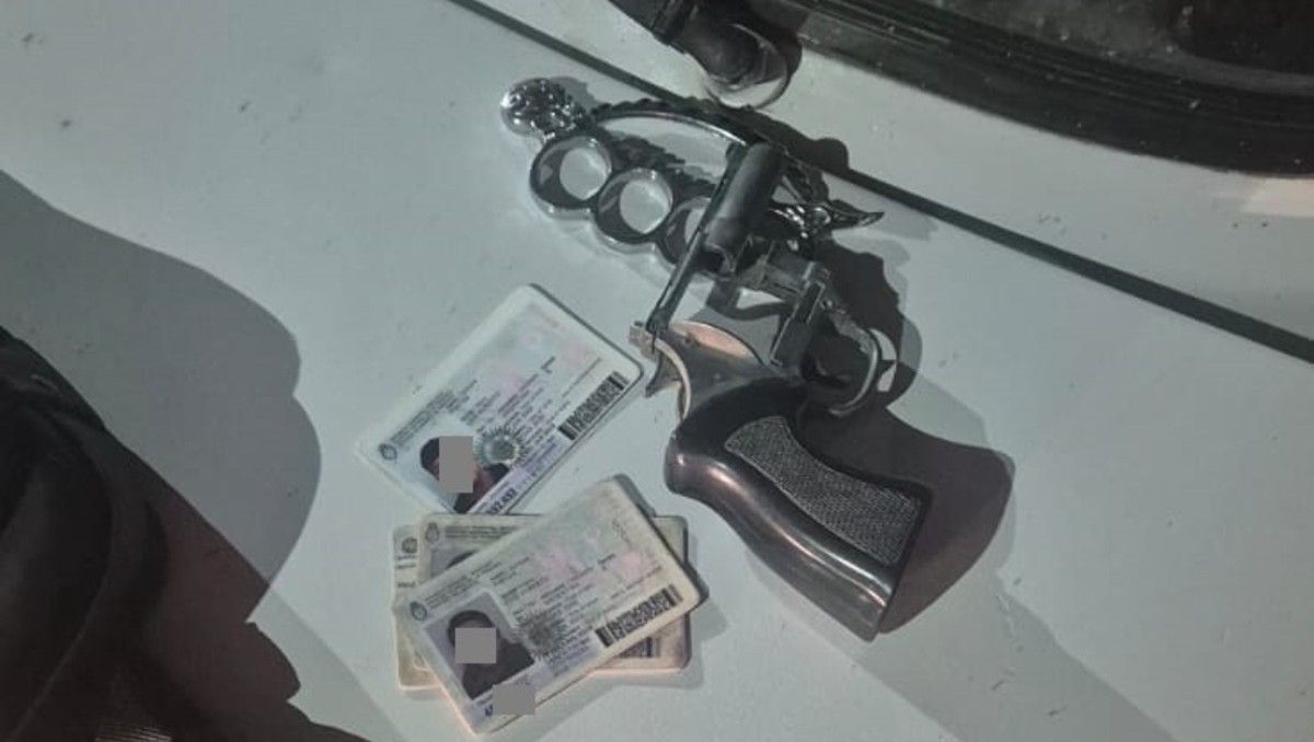 El arma, balas, una manopla y documentos le secuestraron al joven de 18 años que quedó detenido en las 1200 Viviendas.&nbsp;
