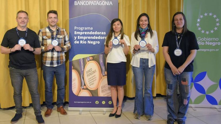 Vika reconocida junto a los ganadores del Programa que distingue a los emprendedores. Vika reconocida junto a los ganadores del Programa que distingue a los emprendedores.