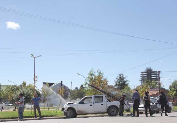 Camioneta dañada tras choque de autos