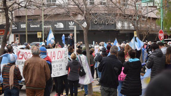 Ruidosa caravana contra las nuevas restricciones por la pandemia