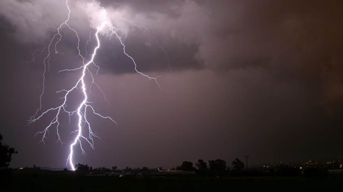 La tormenta eléctrica de este viernes provocó dos focos de incendio en Bariloche. | LMCipolletti.com La tormenta eléctrica de este viernes provocó dos focos de incendio en Bariloche.