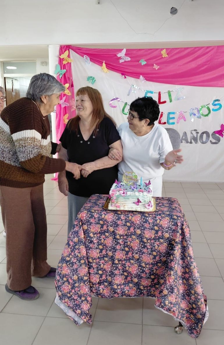 Loli, una concurrente del CITE, cumplió 86 años de edad y se lo celebraron con calidez, emoción y mucha alegría. Loli, una concurrente del CITE, cumplió 86 años de edad y se lo celebraron con calidez, emoción y mucha alegría.