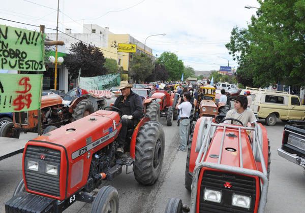 Tractorazo en Villa Regina