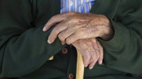 La Justicia eximió del pago de una cuota alimentaria a su nieta, debido a su situación de salud y financiera. | LMCipolletti.com La Justicia eximió del pago de una cuota alimentaria a su nieta, debido a su situación de salud y financiera.