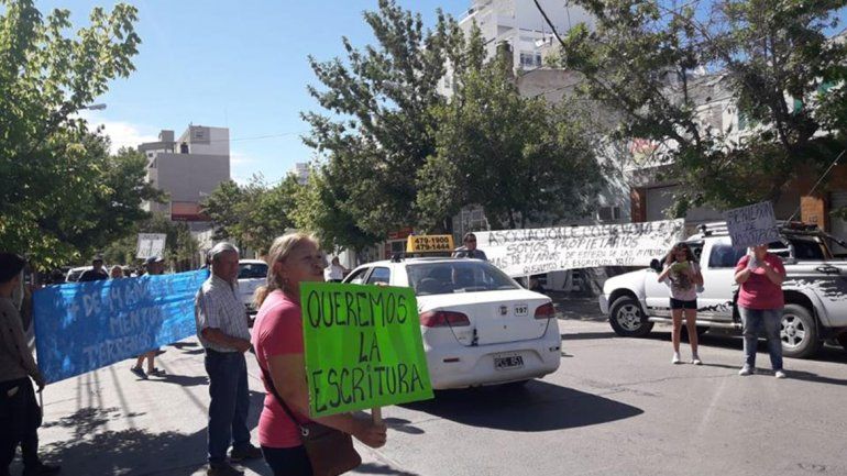 Afiliados de comercio reclaman los papeles de sus terrenos