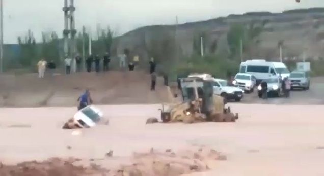 Impactante: la tormenta se llevó una camioneta con sus ocupantes